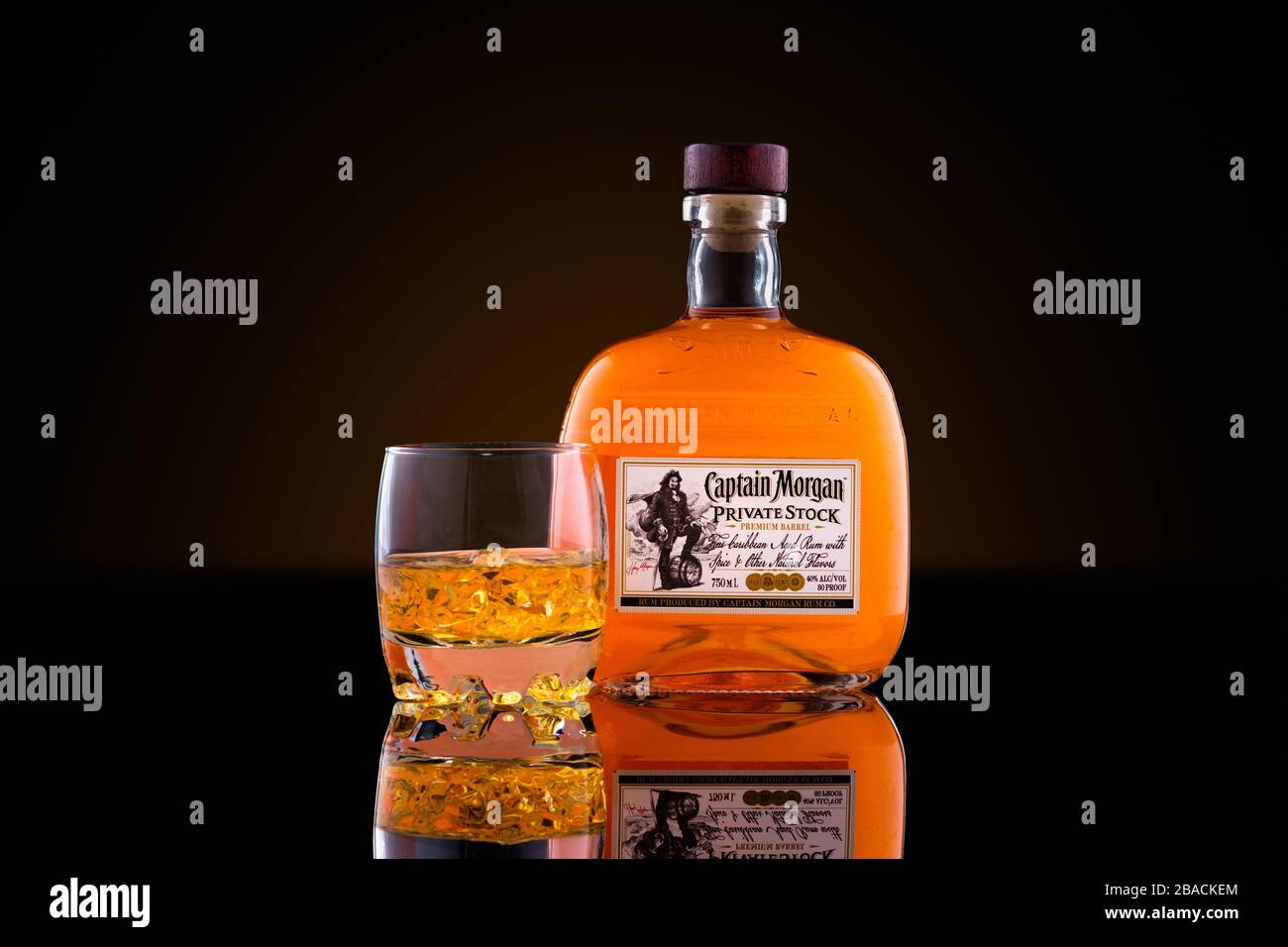 Bottiglia e bicchiere di rum Captain Morgan Foto Stock