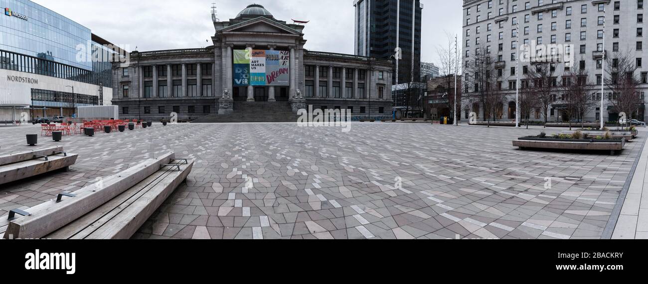 CENTRO DI VANCOUVER, BC, CANADA - 23 MARZO 2020: una piazza vuota di fronte alla Vancouver Art Gallery come risultato della pandemia COVID-19. Foto Stock