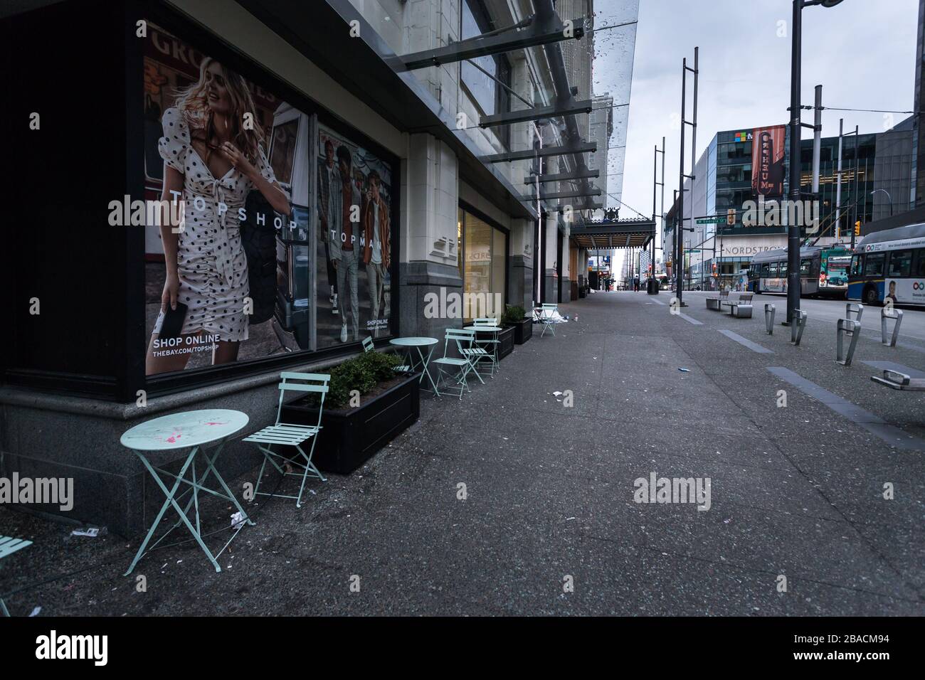 DOWNTOWN VANCOUVER, BC, CANADA - 23 MARZO 2020: Una Granville Street vuota nel centro di Vancouver come risultato della pandemia del virus COVID-19. Foto Stock