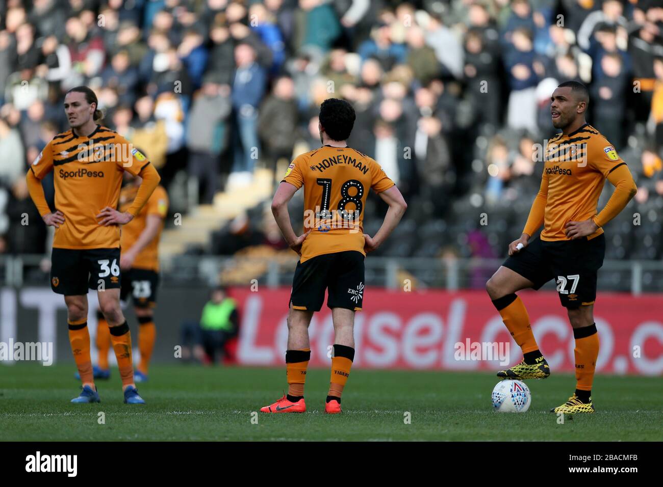 Jackson Irvine di Hull City, George Honeyman di Hull City e Josh Magennis di Hull City dopo aver nascosto il quarto obiettivo Foto Stock