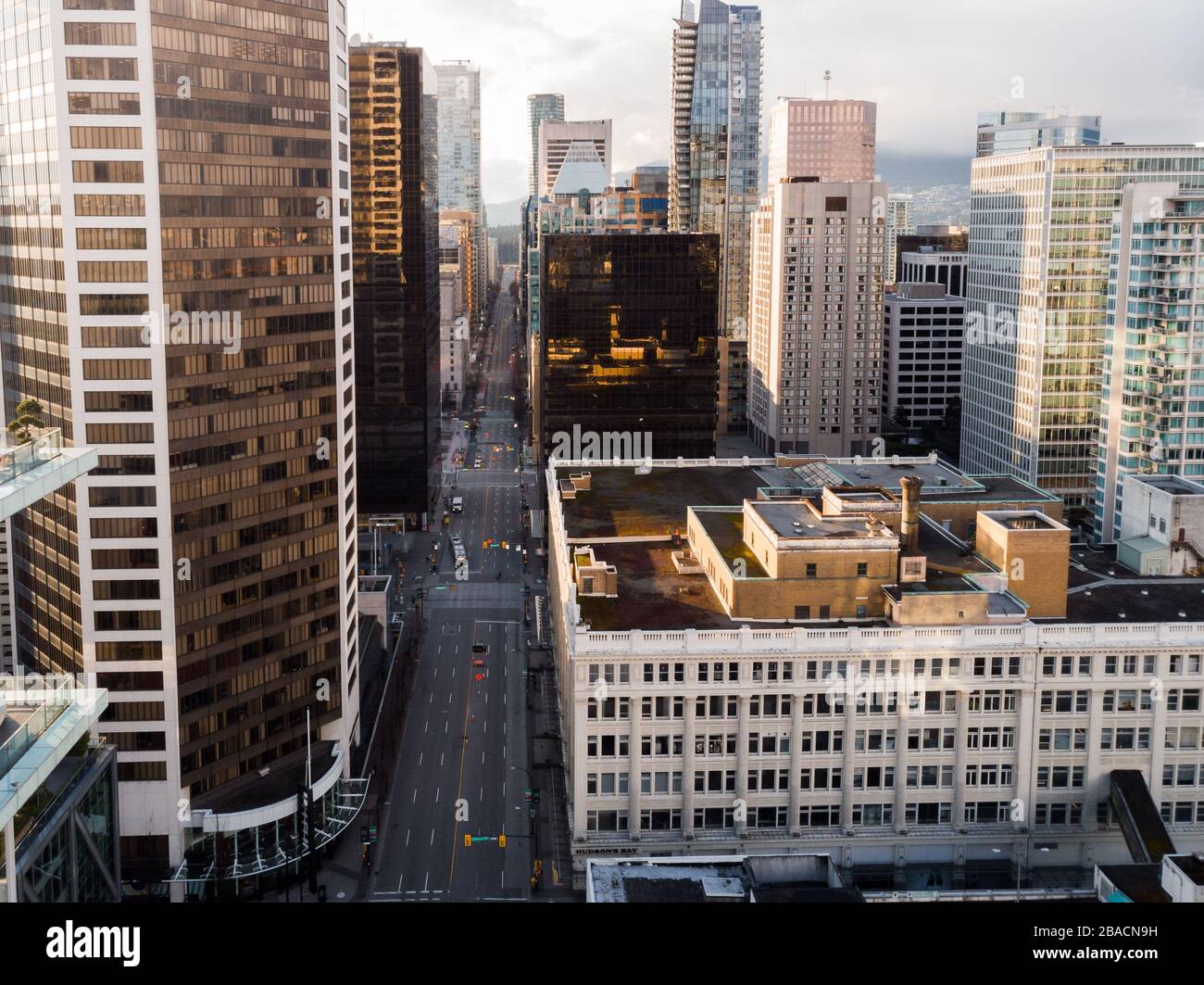 Una vista aerea del centro di Vancouver, Georgia Street, guardando verso Stanley Park, che è quasi vuoto a causa della pandemia del virus COVID-19. Foto Stock