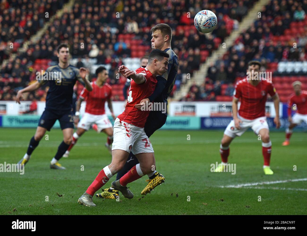 Josh Cullen di Charlton Athletic è sfidato dai Mads Andersen di Barnsley nella zona di rigore Foto Stock
