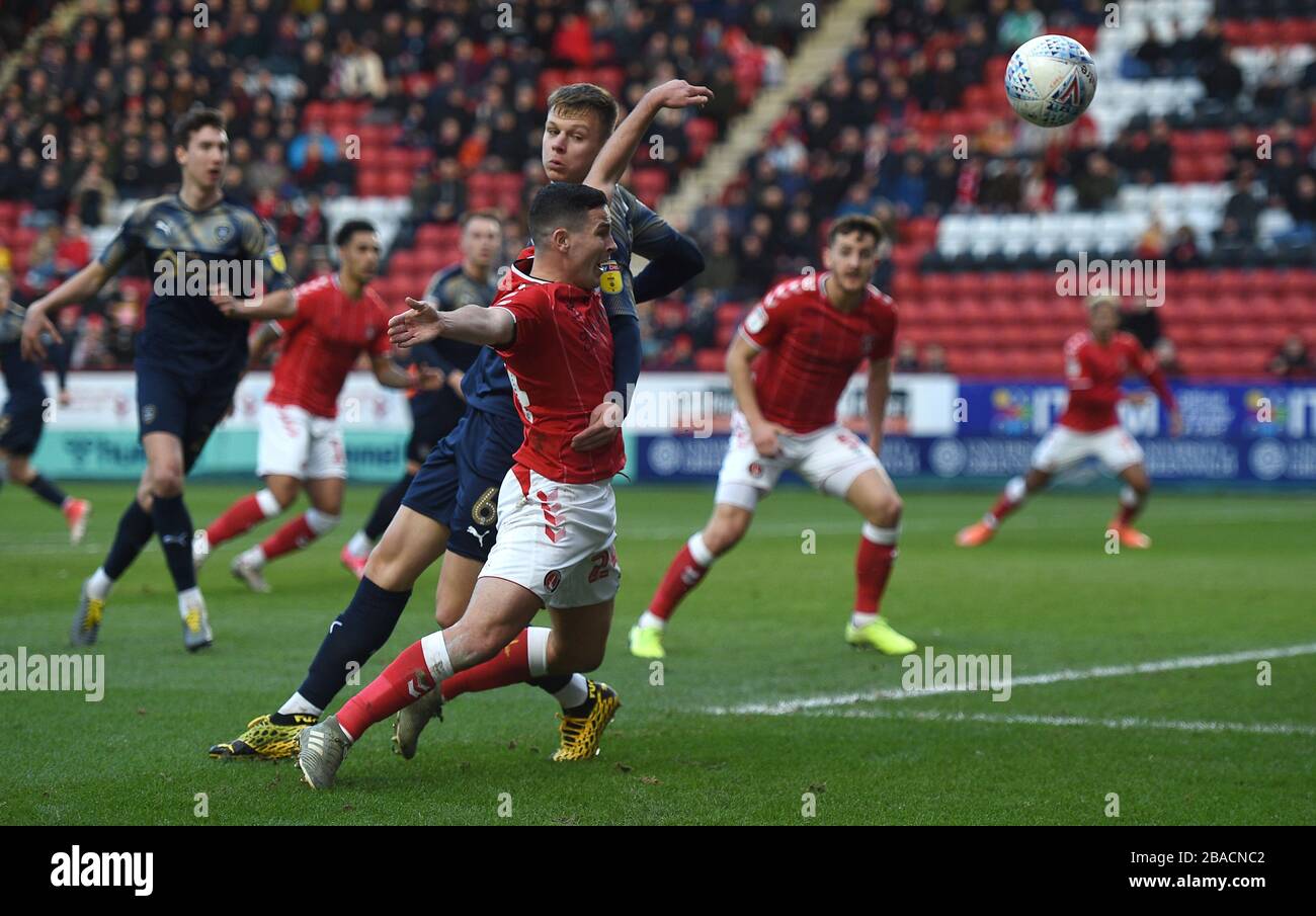 Josh Cullen di Charlton Athletic è sfidato dai Mads Andersen di Barnsley nella zona di rigore Foto Stock