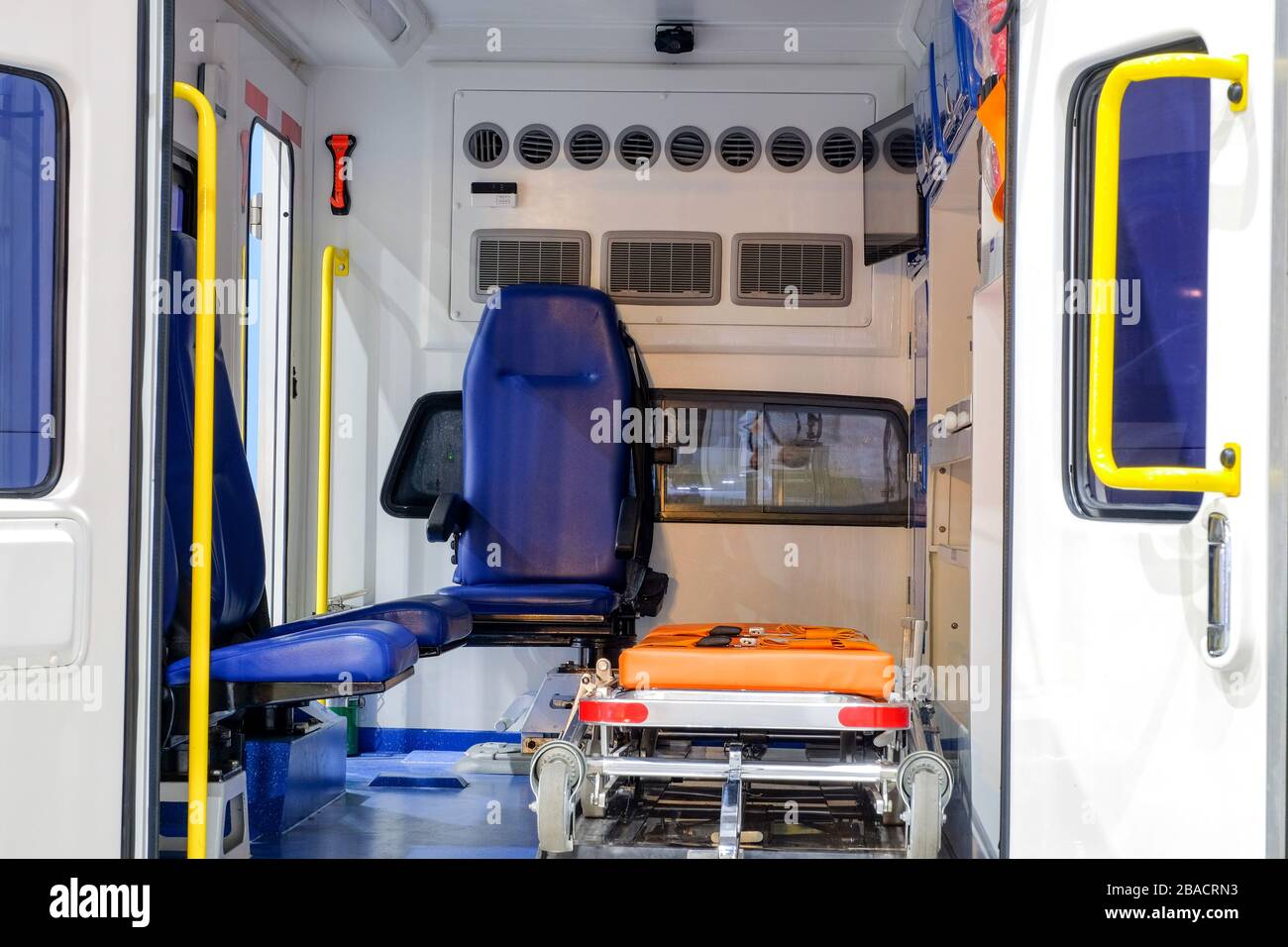 All'interno di un'ambulanza con apparecchiature mediche per aiutare i pazienti prima della consegna all'ospedale. Foto Stock