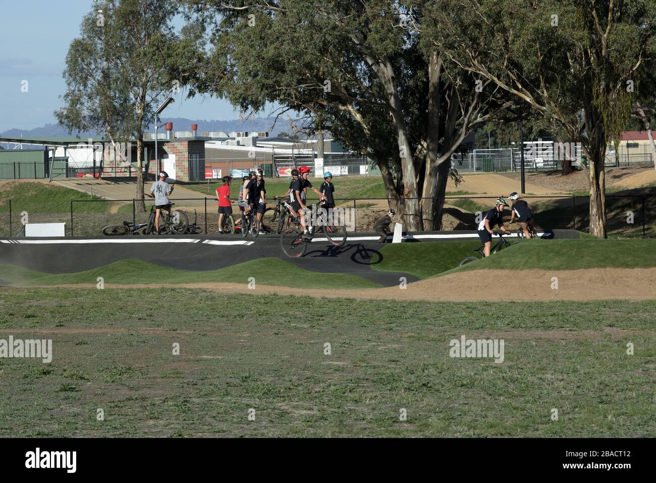 I bambini ignorano le regole di distanza sociale di 4m2 a Victoria, Wodonga dopo l'annocemento dal governo australiano. Foto Stock