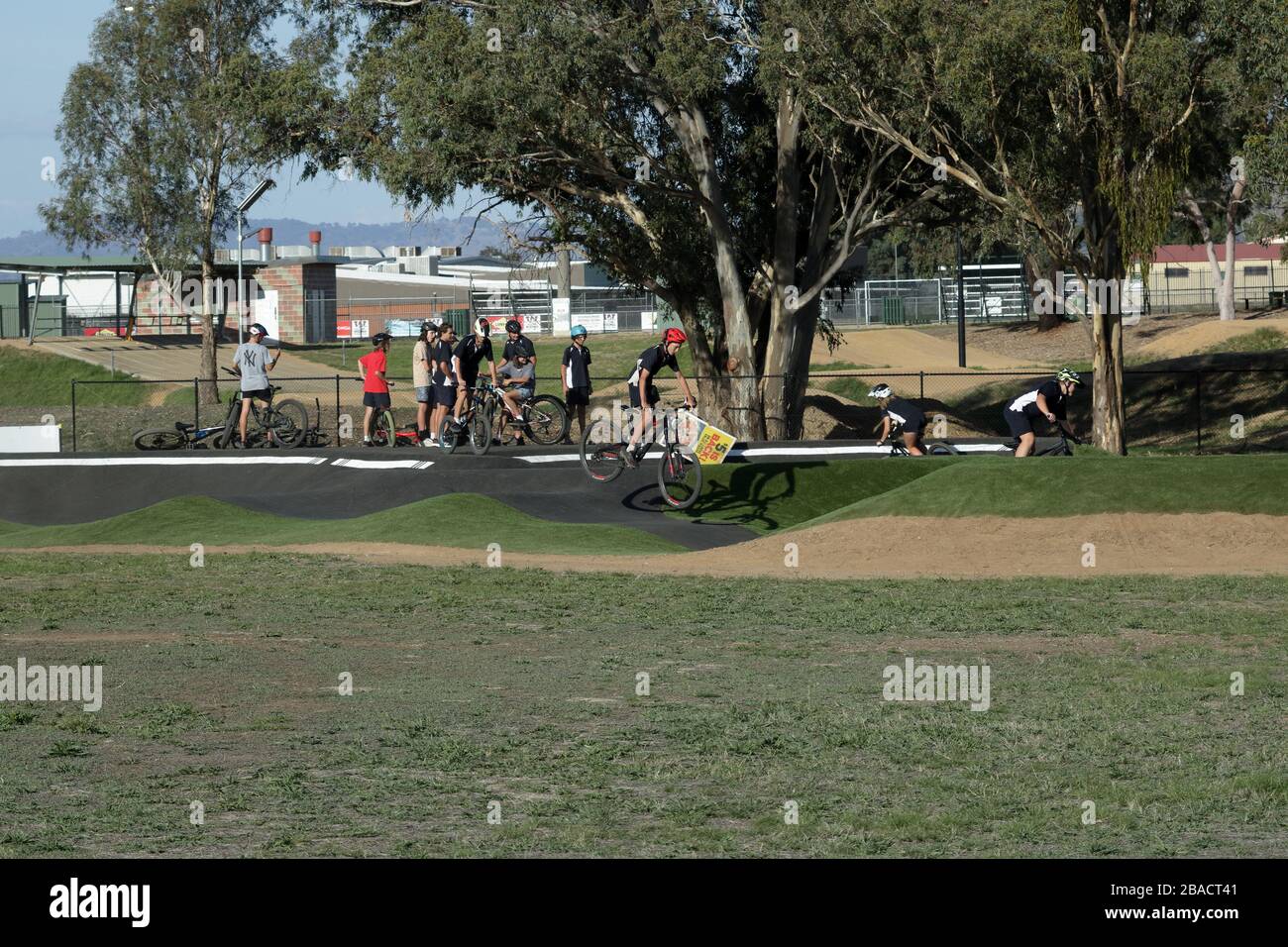 I bambini ignorano le regole di distanza sociale di 4m2 a Victoria, Wodonga dopo l'annocemento dal governo australiano. Foto Stock