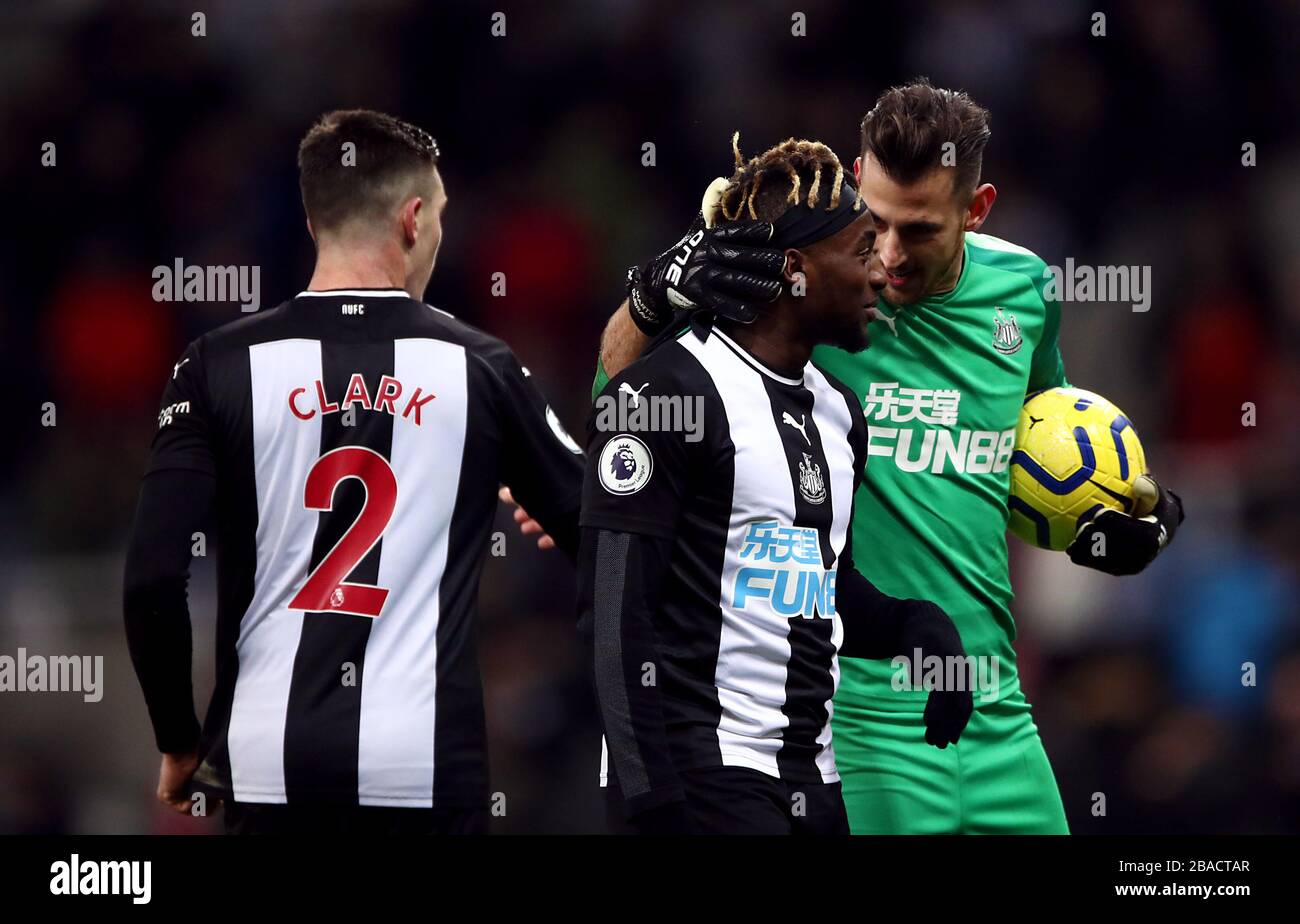 Martin Dubravka (a destra), Saint-Maximin (al centro) e Ciaran Clark celebrano il primo obiettivo del gioco Foto Stock