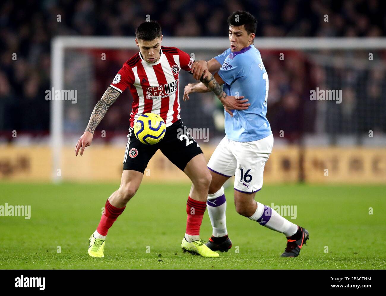 Sheffield United's Muhamed Besic (a sinistra) e Manchester City's Rodrigo battaglia per la palla Foto Stock