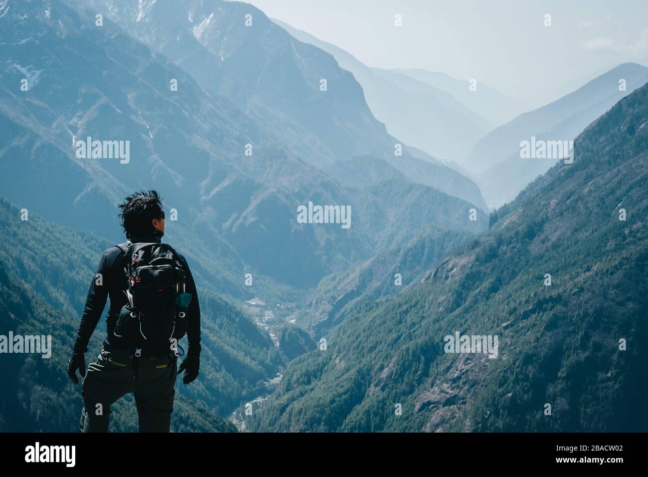 L'uomo gode della perfetta vista della natura delle montagne in Nepal, Himalaya. Foto Stock