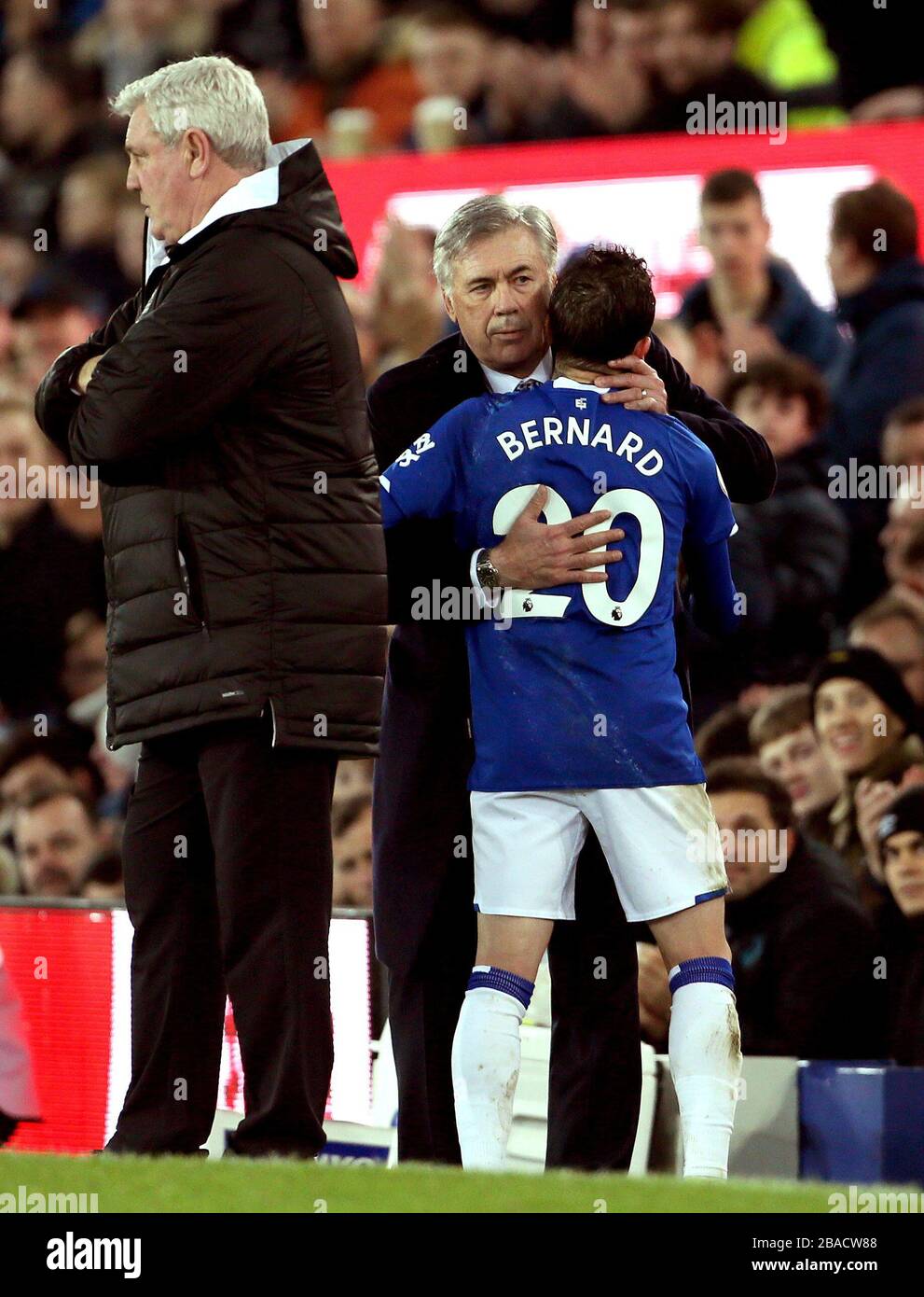 Il manager di Everton Carlo Ancelotti (a sinistra) abbraccia il Bernard di Everton Foto Stock