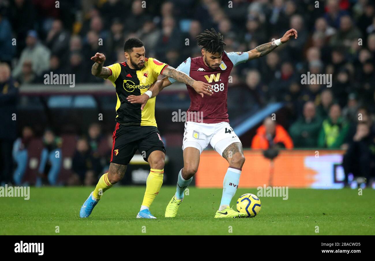 Andre Gray di Watford (a sinistra) e Tyrone Mings di Aston Villa combattono per la palla Foto Stock