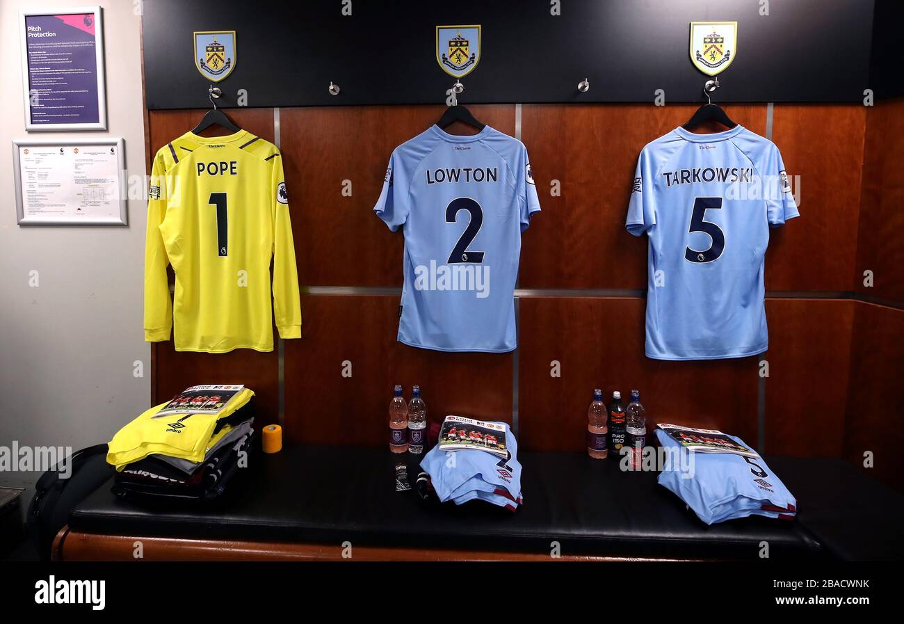 Le divise di Burnley del portiere Nick Pope, Matthew Lowton e James Tarkowski si appendono sui ganci nella stanza di vestizione lontana davanti alla partita Foto Stock