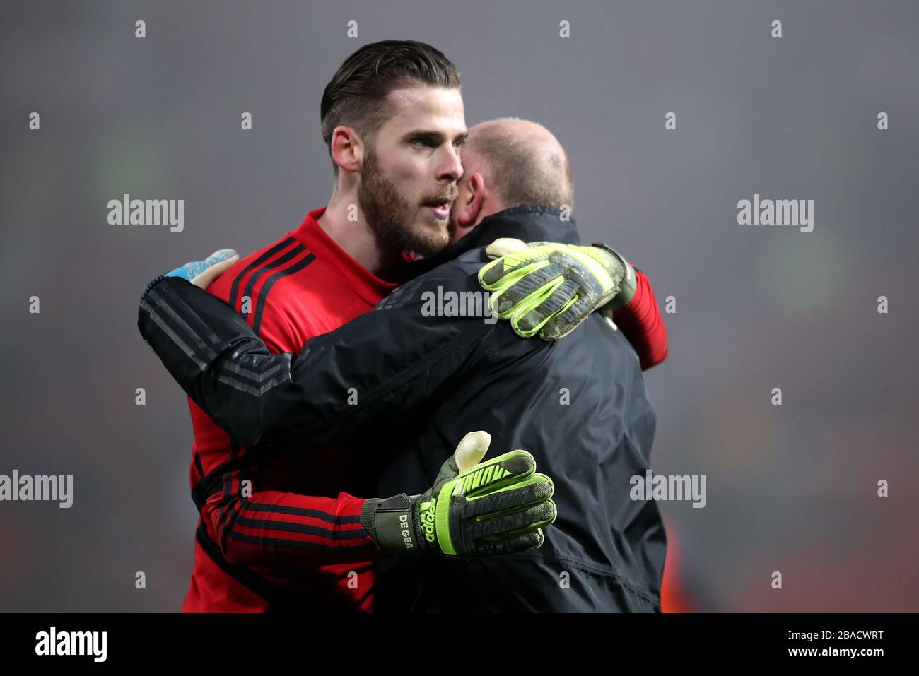 Il portiere del Manchester United David de Gea (a sinistra) e l'allenatore Richard Hartis Foto Stock