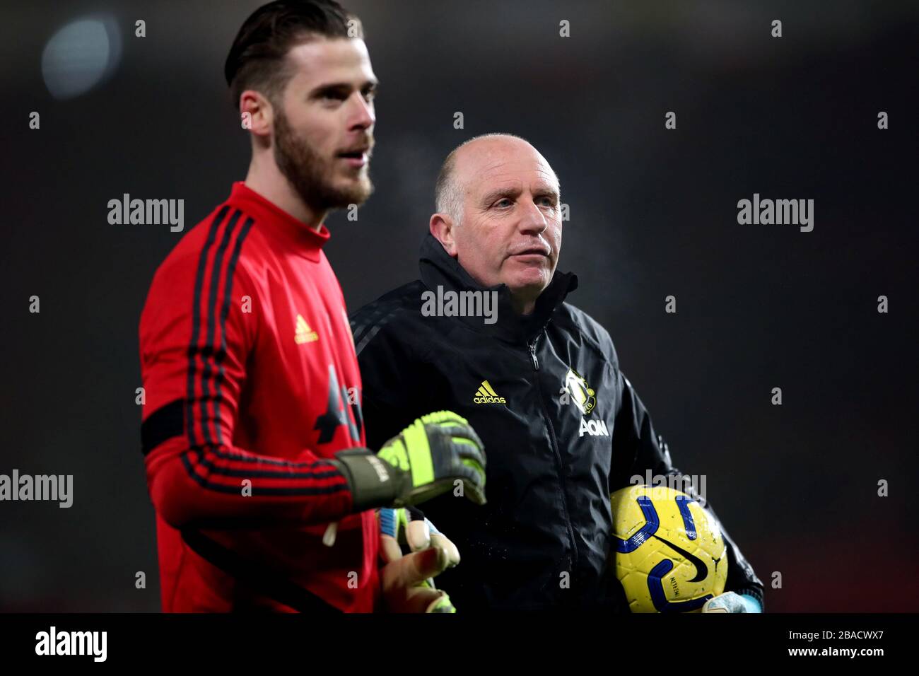 Il portiere del Manchester United David de Gea (a sinistra) e l'allenatore Richard Hartis Foto Stock