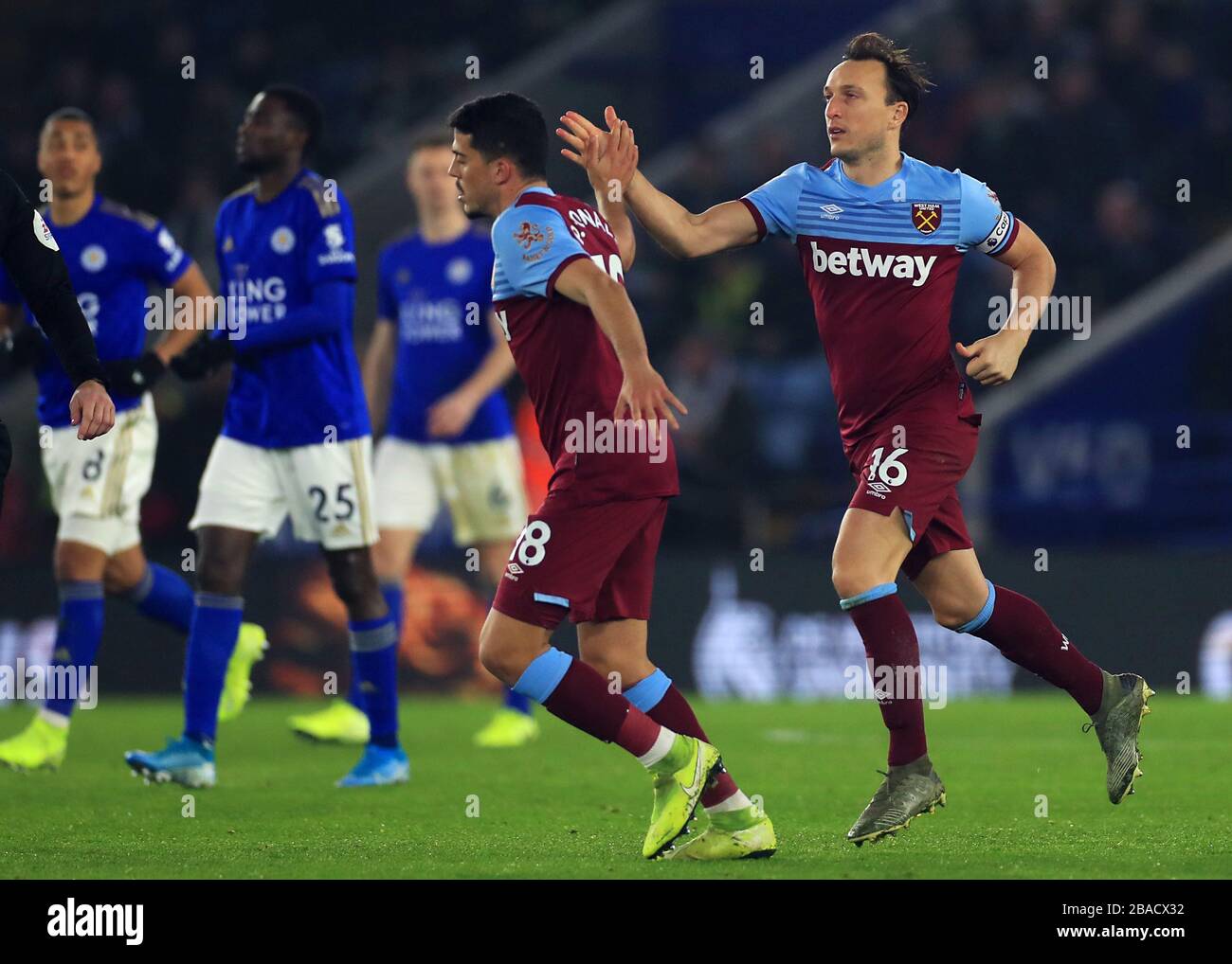 Mark Noble (a destra) di West Ham United celebra il primo obiettivo del gioco del suo fianco Foto Stock