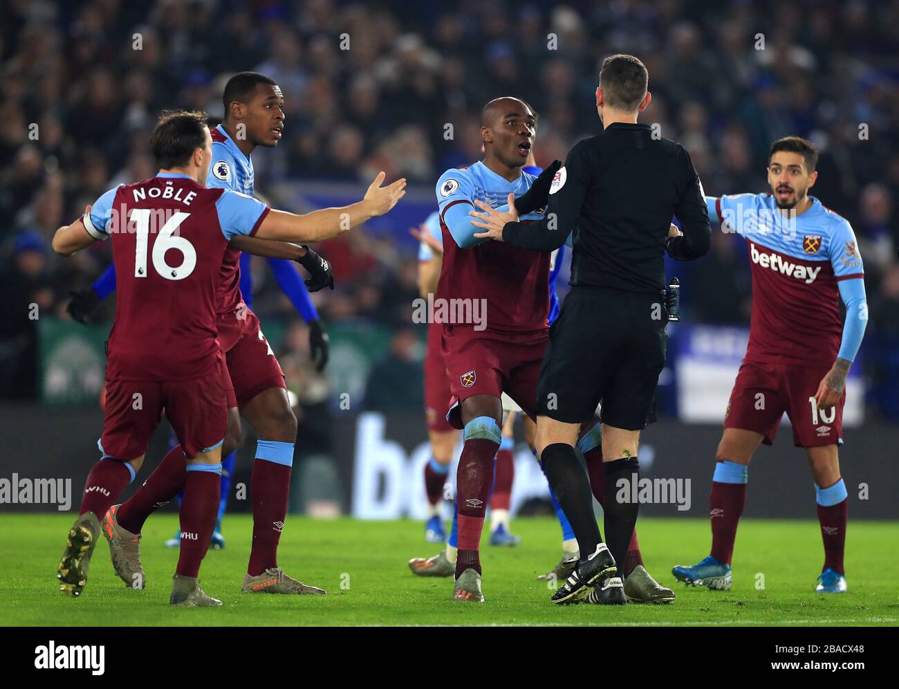 West Ham United giocatori reagiscono verso l'arbitro David Coote Foto Stock