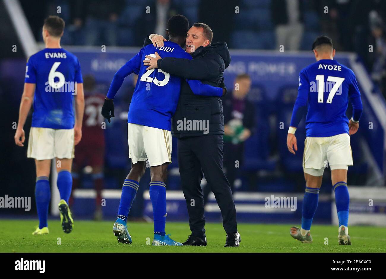 Il manager di Leicester City Brendan Rodgers (a destra) abbraccia un abbraccio con Wilfred Ndidi dopo il fischio finale Foto Stock