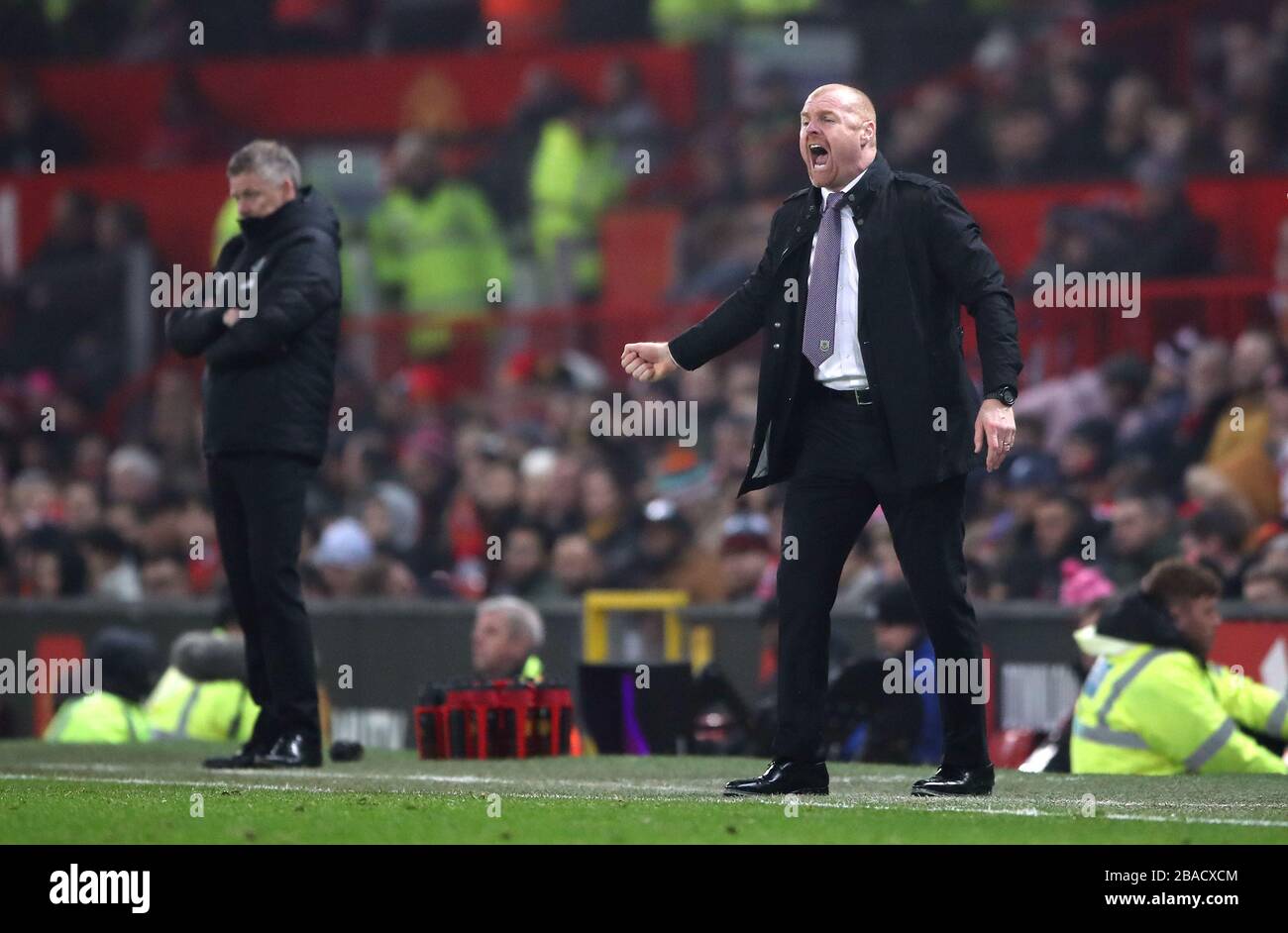 Il manager di Burnley Sean Dyche e il manager del Manchester United Ole Gunnar Solskjaer (a sinistra) sulla linea di contatto Foto Stock