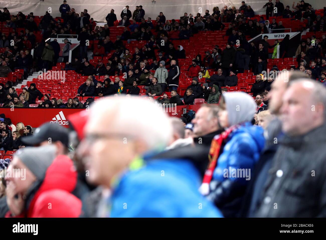 I posti vuoti appaiono in ritardo nella partita, mentre i fan del Manchester United lasciano la partita in anticipo quando provano il 2-0 Foto Stock