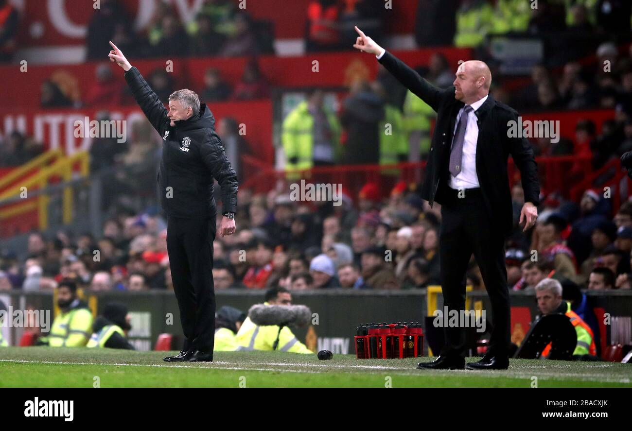 Il manager di Burnley Sean Dyche e il manager del Manchester United Ole Gunnar Solskjaer (a sinistra) sulla linea di contatto Foto Stock