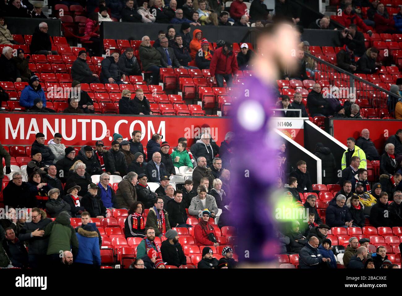 I posti vuoti appaiono in ritardo nella partita, mentre i fan del Manchester United lasciano la partita in anticipo quando provano il 2-0 Foto Stock