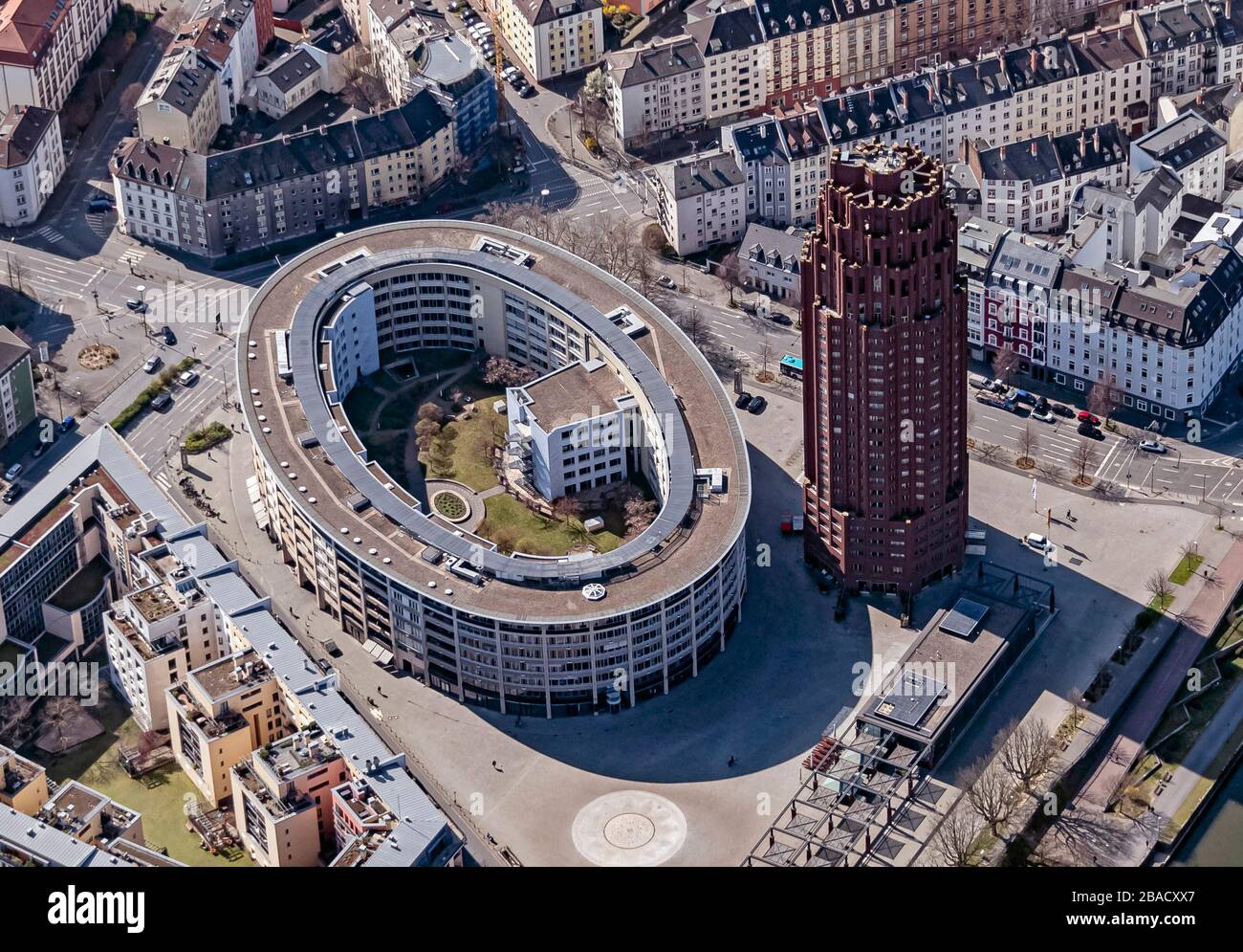 26 marzo 2020, Hessen, Francoforte sul meno: Un complesso di uffici (l) e un hotel a Walther-von Cronberg-Platz, presi come fotografia aerea da un aereo. Foto: Ponte degli Uli/dpa Foto Stock