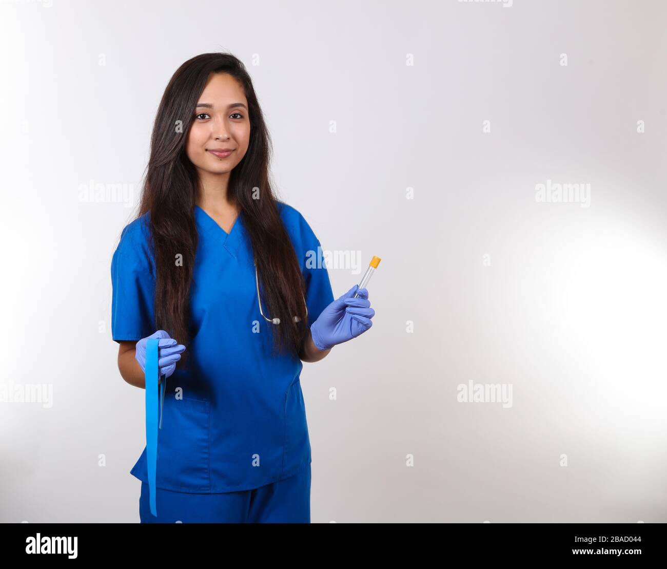 Una giovane infermiera è pronta a fare il lavoro con il sangue. Foto Stock