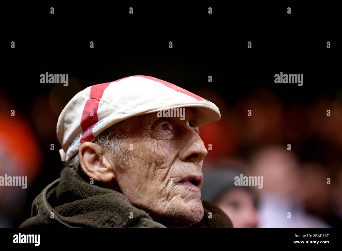 Un appassionato di atletica di Charlton negli stand durante la partita Foto Stock