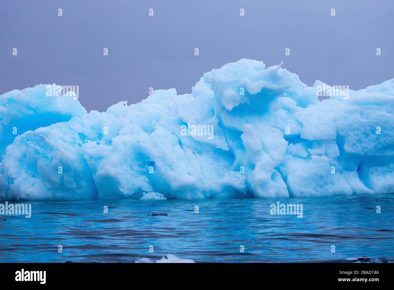 Iceberg galleggiante nell'Oceano Atlantico Antartico Peninsulare Foto Stock