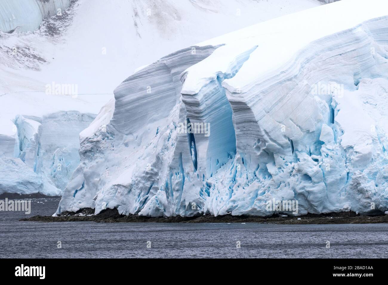 Iceberg galleggiante nell'Oceano Atlantico Antartico Peninsulare Foto Stock