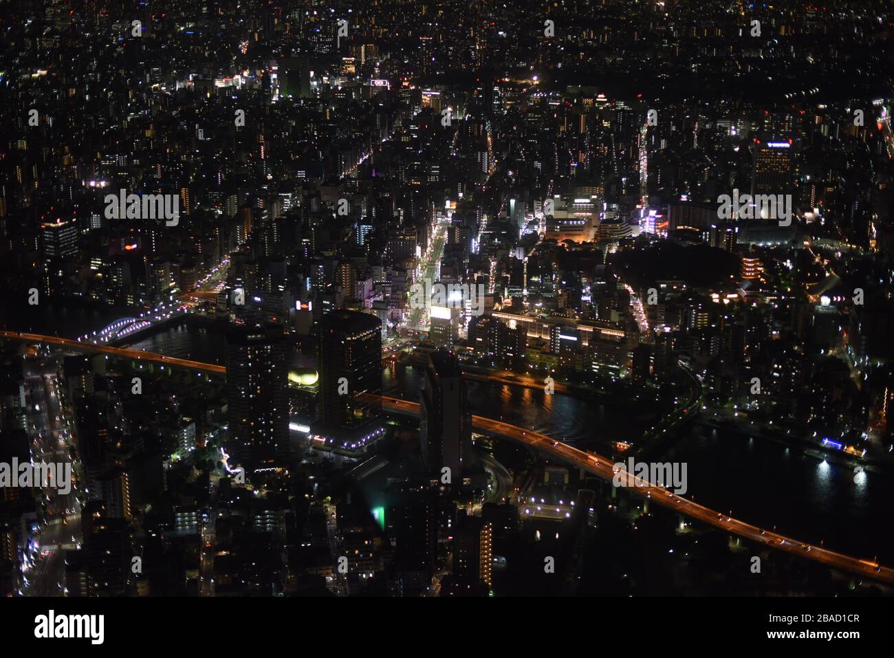 Vista notturna dello Skytree di Tokyo dalla cima della piattaforma di osservazione. Foto Stock