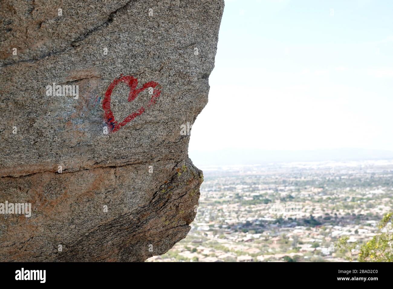 Un cuore è abbozzato in inchiostro rosso su un masso su un sentiero escursionistico in Arizona. Foto Stock