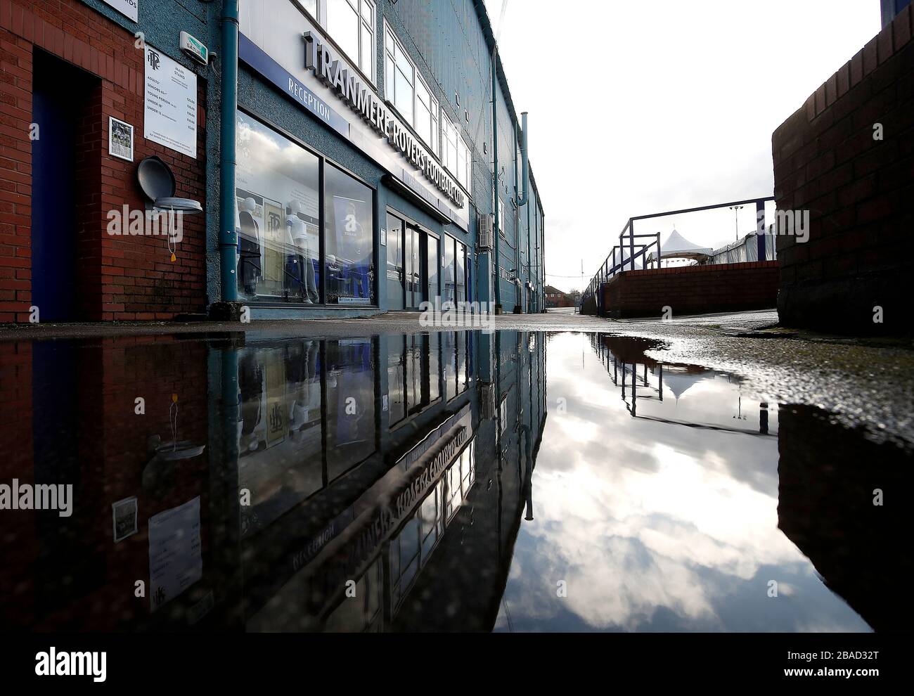 Il Prenton Park dopo la partita di Liverpool contro il Manchester United è stato chiamato a causa di un campo d'acqua loggato. Anche i Trymere Rovers devono giocare a Watford nella fa Cup a questo campo martedì. Foto Stock