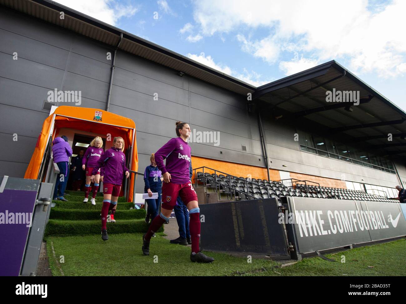 Una visione generale dei giocatori del West Ham che escono dal tunnel Foto Stock