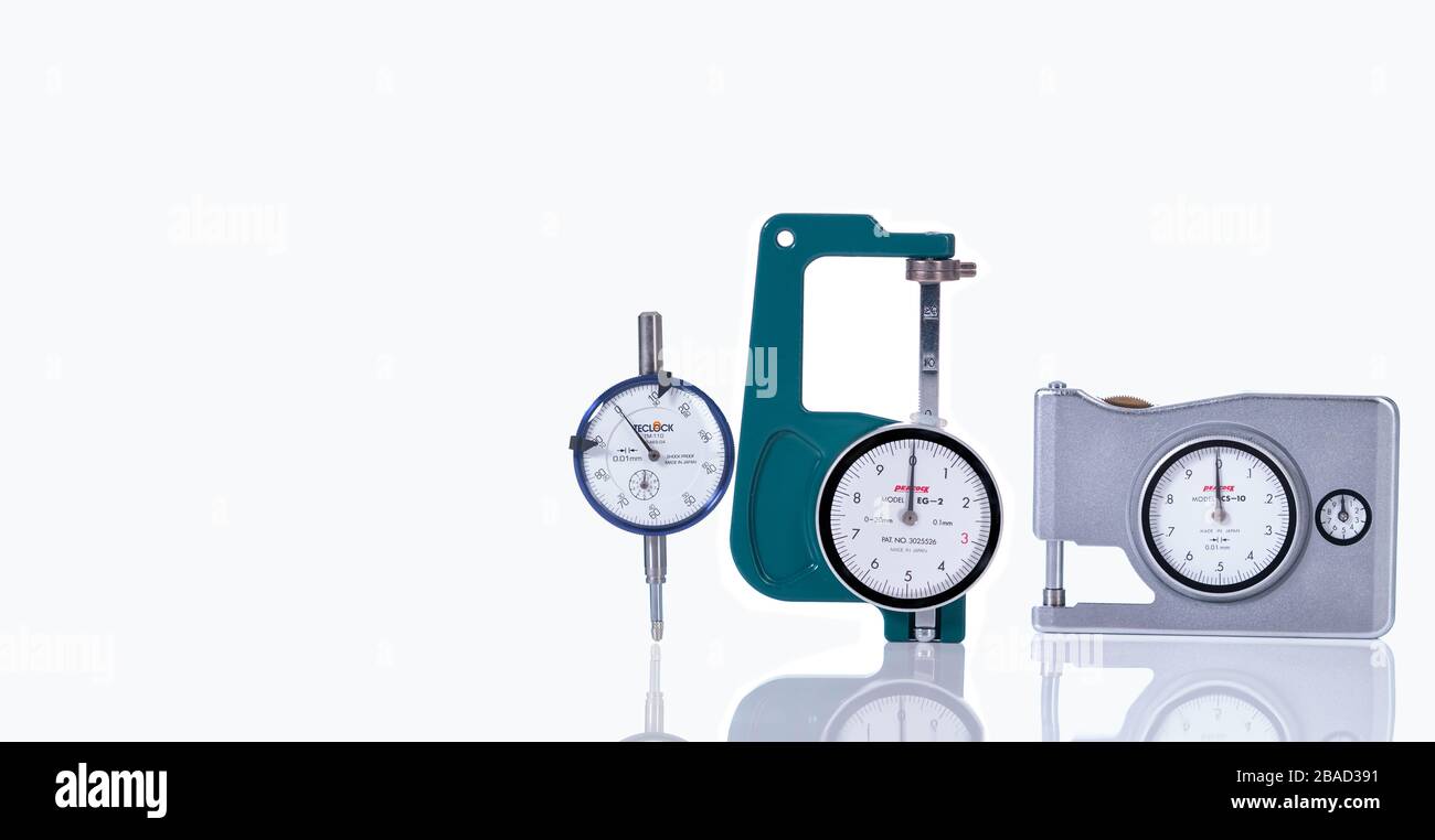 CHONBURI, THAILANDIA-1 MARZO 2020 : indicatore di misura Teclock TM-110 resistente agli urti realizzato in Giappone, modello Peacock EG-2 Mini calibro di spessore Foto Stock