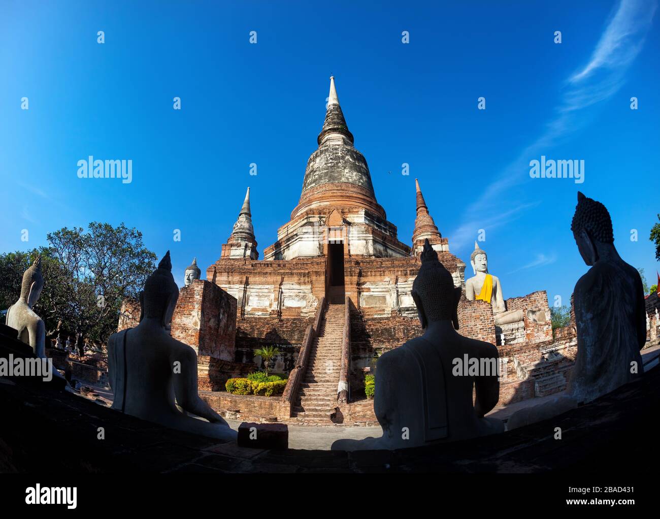 Grande Stupa e statue di Buddha in Wat Yai Chai Mongkol monastero di Ayuttaya, Thailandia Foto Stock