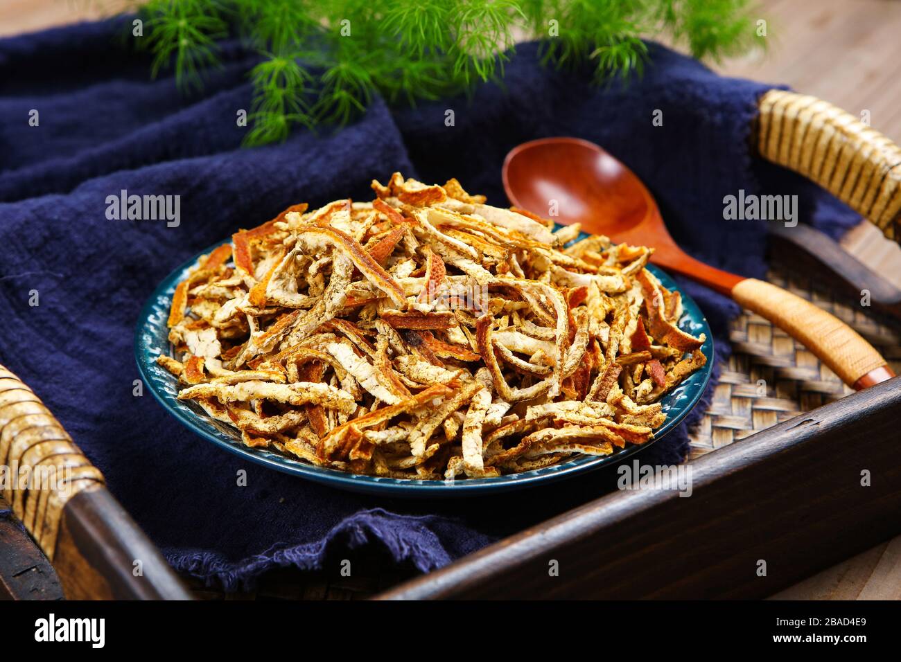 Medicina di erbe cinese essiccata tangerina o buccia d'arancia Foto Stock