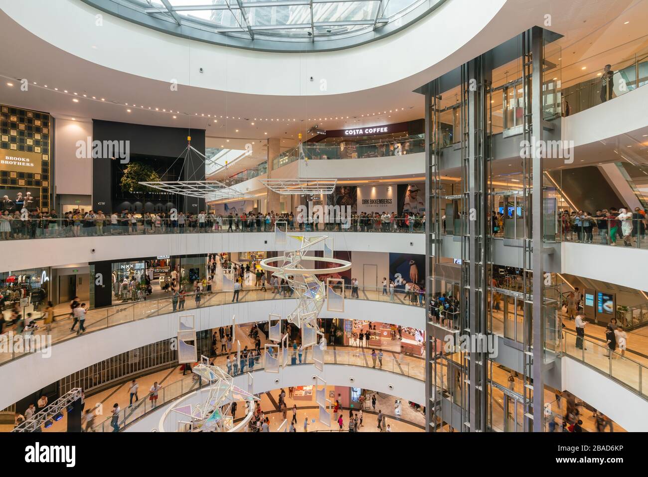 Persone in un moderno centro commerciale in Cina Foto Stock