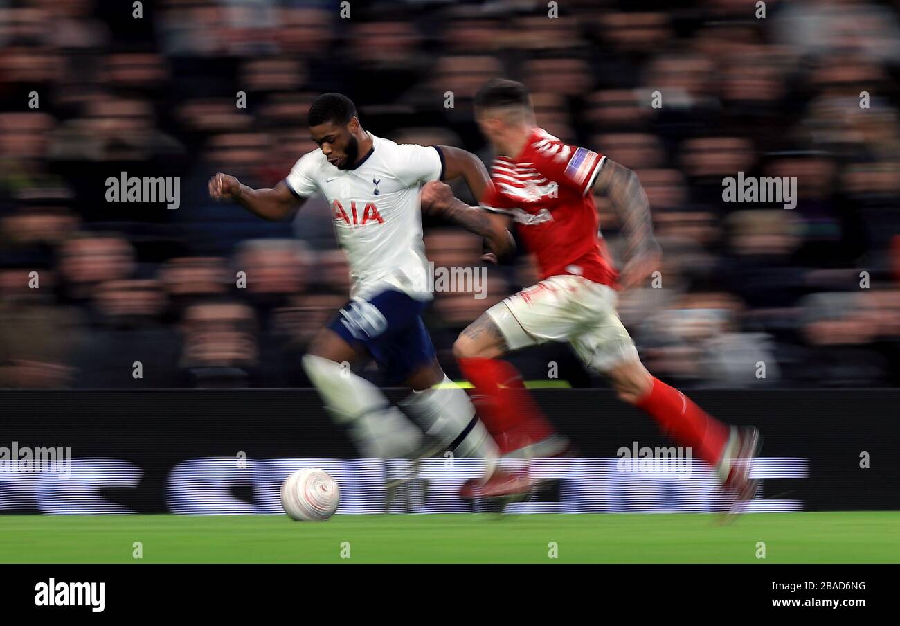 Jafet Tanganga di Tottenham Hotspur corre lungo l'ala passando per Marvin Johnson di Middlesbrough Foto Stock