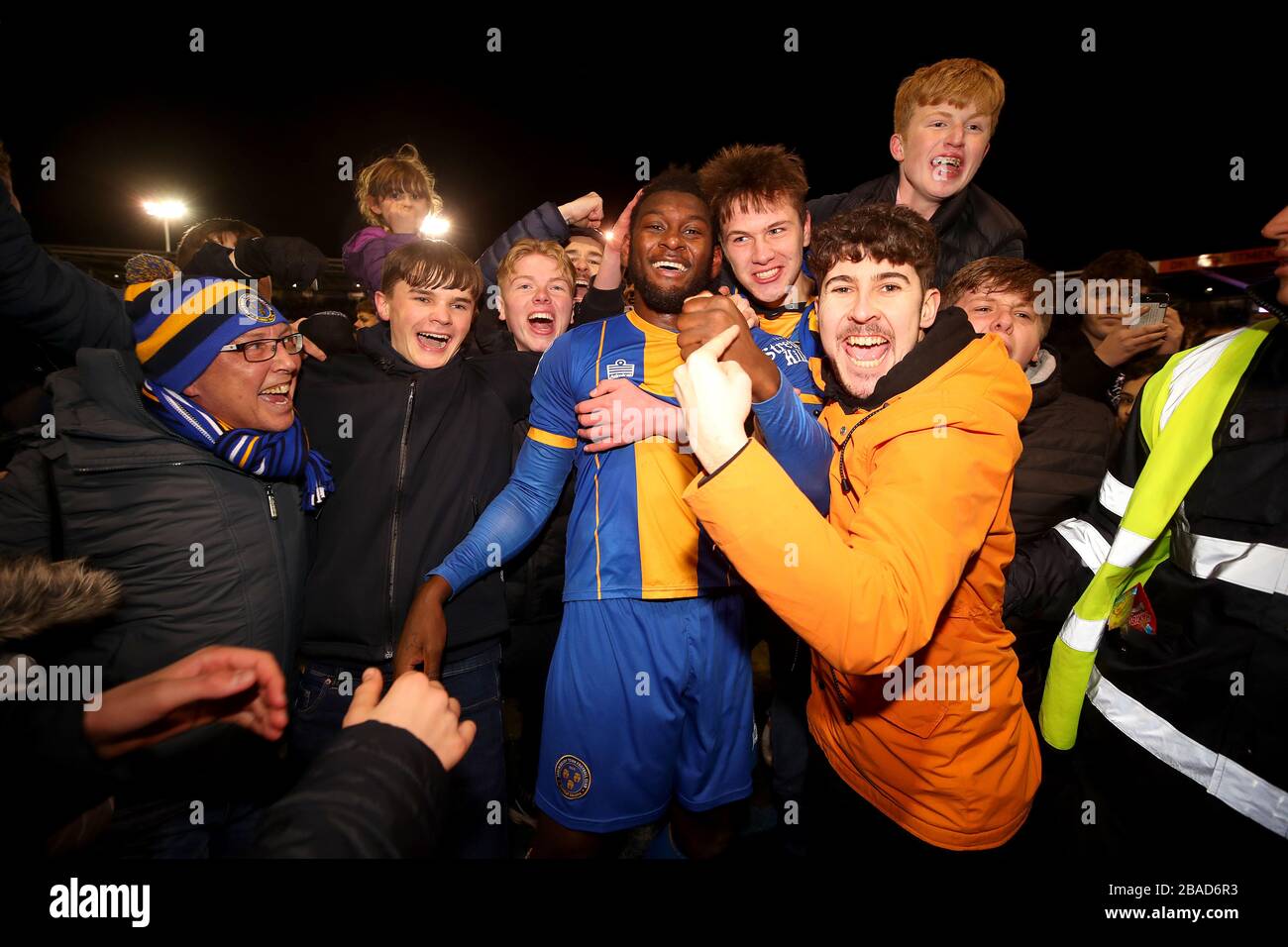 Aaron Pierre della città di Shrewsbury celebra la vittoria con i fan dopo il fischio finale Foto Stock