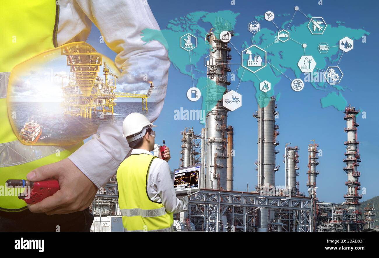 Industry 4.0 Concept, processo di raffinazione del petrolio di impianti di raffineria e perforazione offshore di petrolio greggio, doppia esposizione di ingegneri con collegamento del sistema energetico Foto Stock