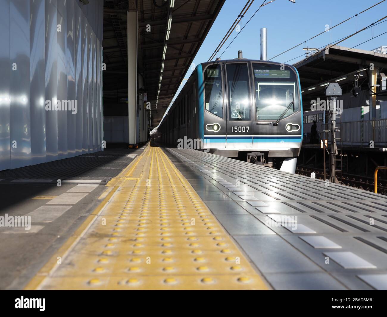 Linea Tozai metro treno alla stazione di Nakano, Tokyo, Giappone. Foto Stock