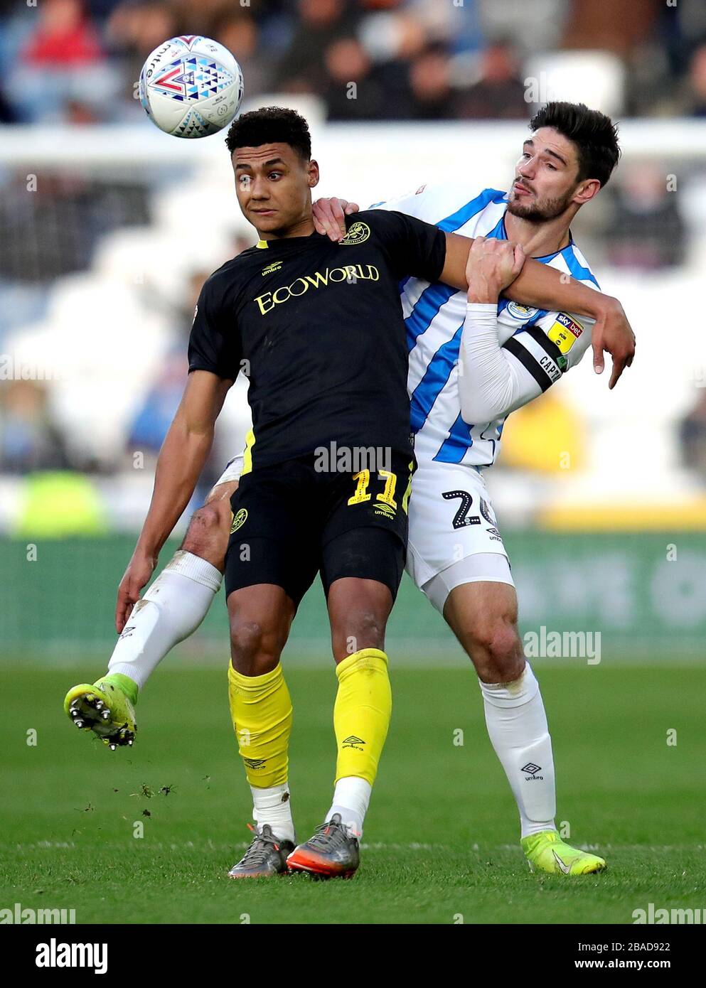 Christopher Schindler di Huddersfield Town (a destra) e Ollie Watkins di Brentford combattono per la palla Foto Stock