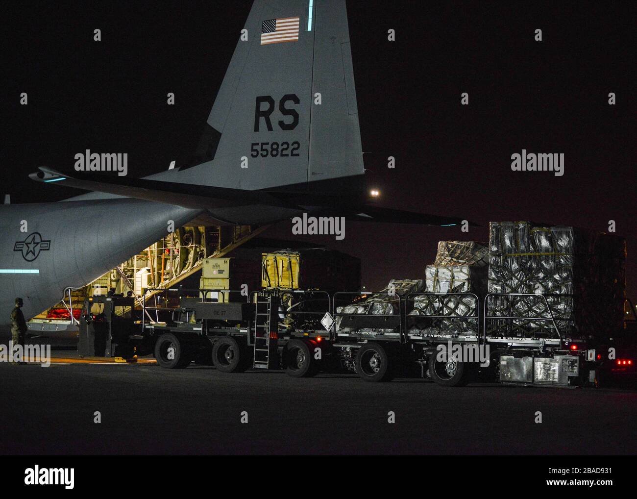 A C-130 Hercules staned out of Ramstein Air base, Germany consegna pallet di apparecchiature mediche ad Aviano Air base, Italia, 20 marzo 2020. (STATI UNITI Foto Air Force di Tech. SGT. Rebeccah Woodrow) Foto Stock
