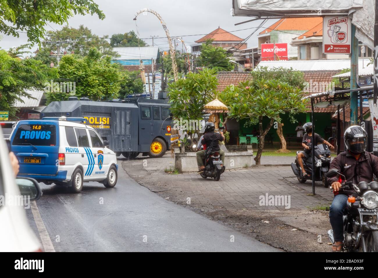 27 marzo 2020. Le unità di mobilitazione della polizia puliscono le strade per spruzzare disinfettante sulle strade di Canggu, Bali popolare zona turistica. Indonesia. Foto Stock
