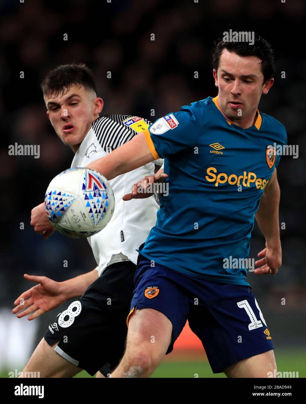 George Honeyman di Hull City (a destra) e Jason Knight di Derby County per la palla Foto Stock