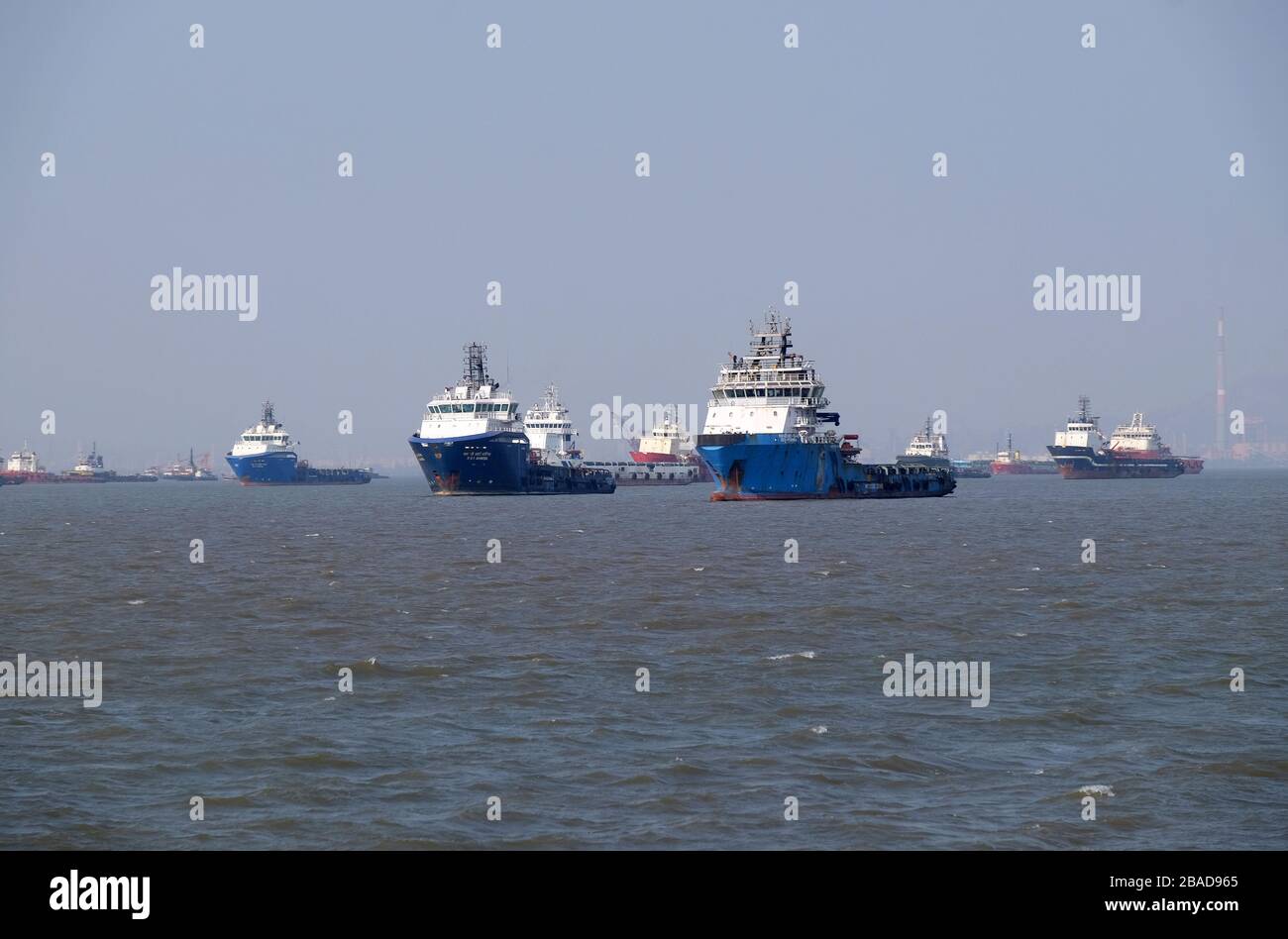 Nave commerciale all'ancora nel Mar Arabico fuori Mumbai, India Foto Stock