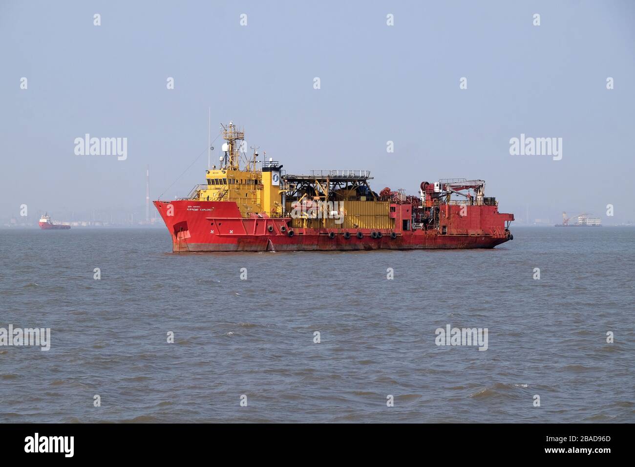 Nave commerciale all'ancora nel Mar Arabico fuori Mumbai, India Foto Stock