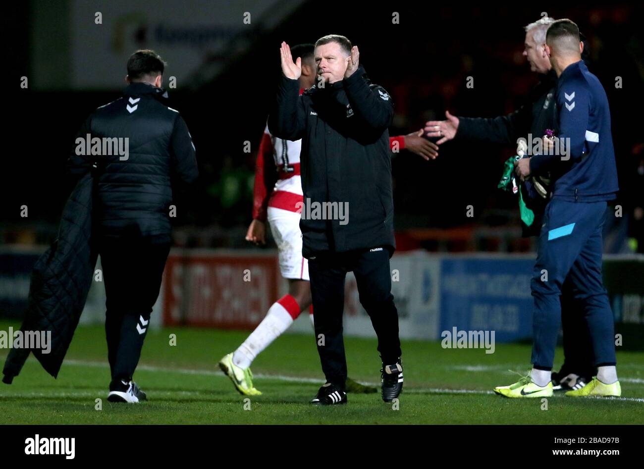 Mark Robins, direttore della città di Coventry, applaude i fan dopo la vittoria Foto Stock