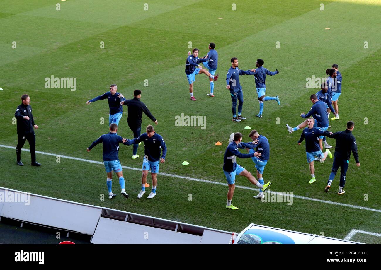 I giocatori di Coventry City si riscaldano sul campo prima dell'inizio della partita Foto Stock